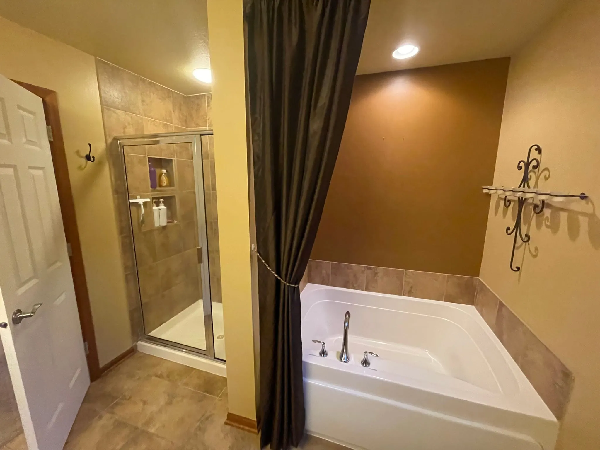 Old tiled shower and tub before remodel
