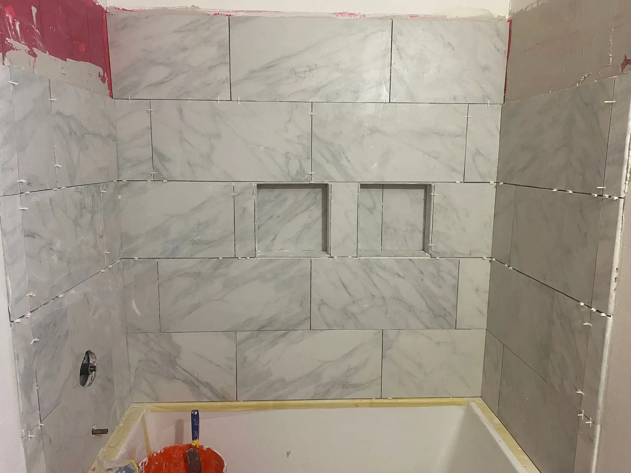Marble-look tile tub surround with niche
